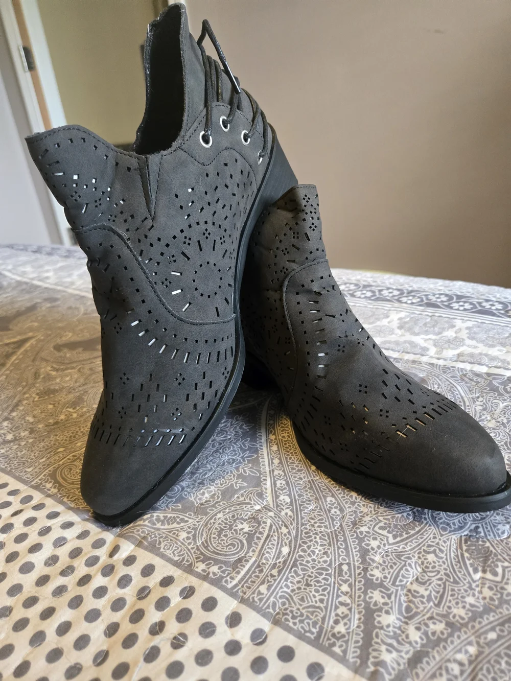 Women's Cowgirl Black/Dark Gray Cutout Faux Suede Ankle Boots Size 9.5